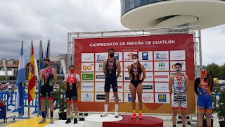 Emilio martin y sara guerrero, campeones de españa 2021 en duatlón.