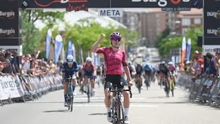 Lotte kopecky vencedora de la primera etapa vuelta a burgos femenina 2022.